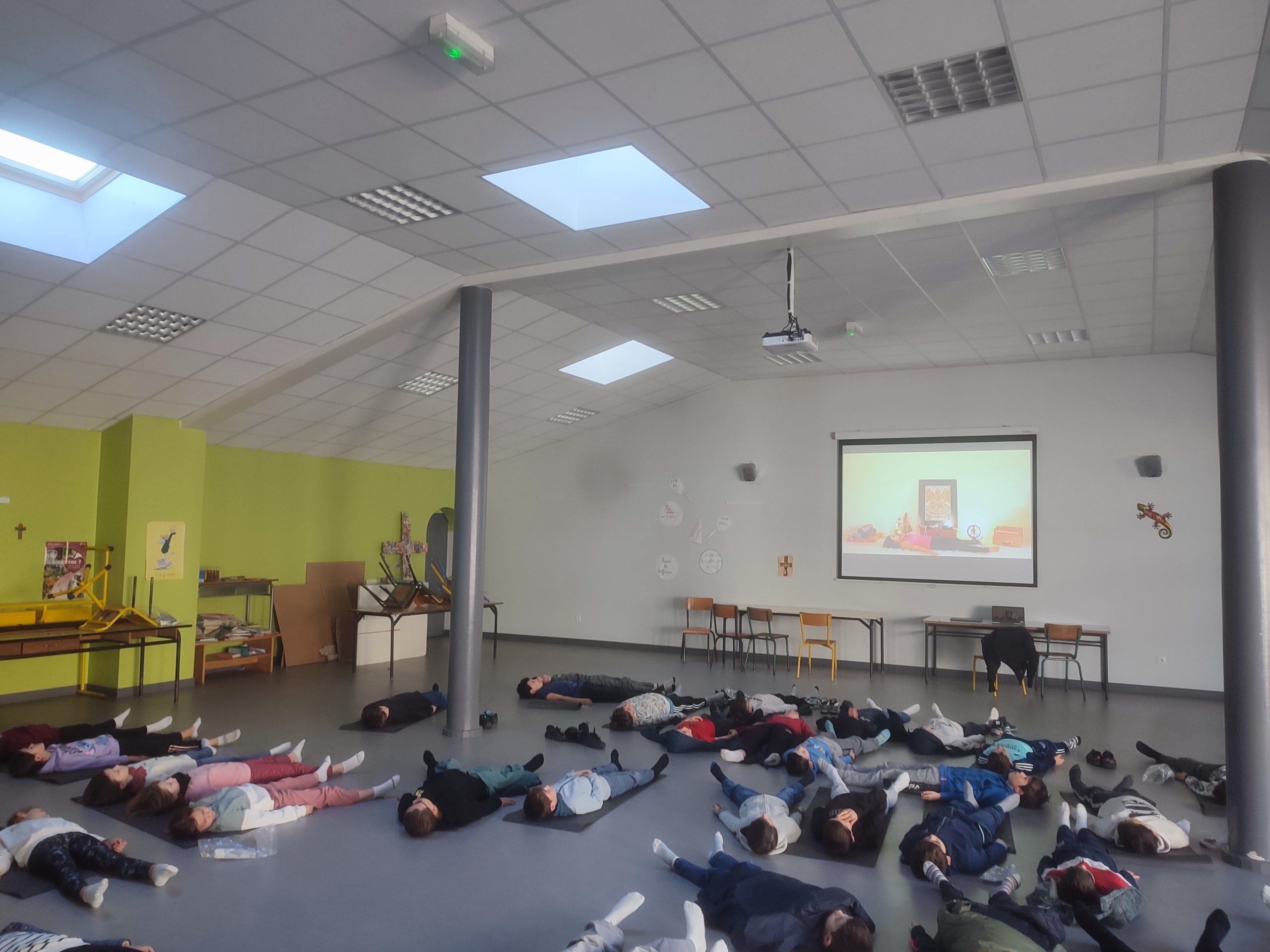 Cette semaine les CE2, CM1et CM2 se sont initiés au yoga. A partir de l'histoire d'un ornithorynque ils ont essayé différentes postures d'animaux... Expérience appréciée....Namaste